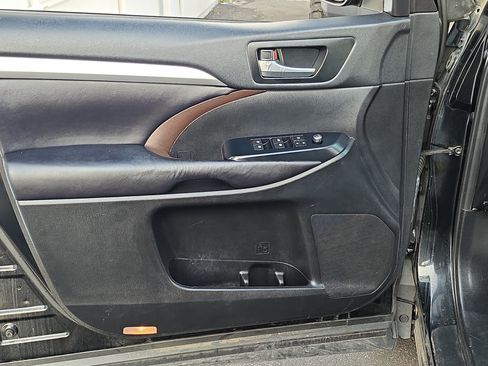 Used 2019 Toyota Highlander XLE AWD/4WD image 9