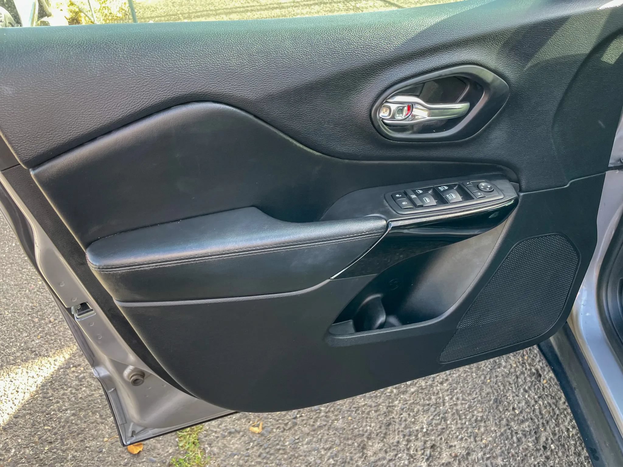 Used 2019 Jeep Cherokee Latitude Plus AWD/4WD image 10