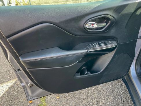 Used 2019 Jeep Cherokee Latitude Plus AWD/4WD image 10