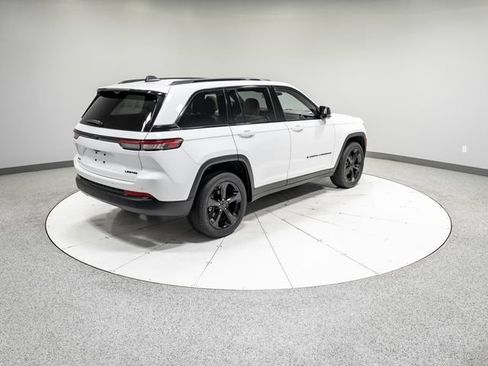 Used 2023 Jeep Grand Cherokee Limited w/ Luxury Tech Group II AWD/4WD image 32