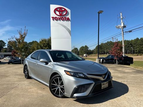 Used 2023 Toyota Camry SE image 1