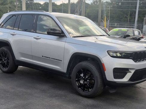Used 2024 Jeep Grand Cherokee Altitude AWD/4WD image 2