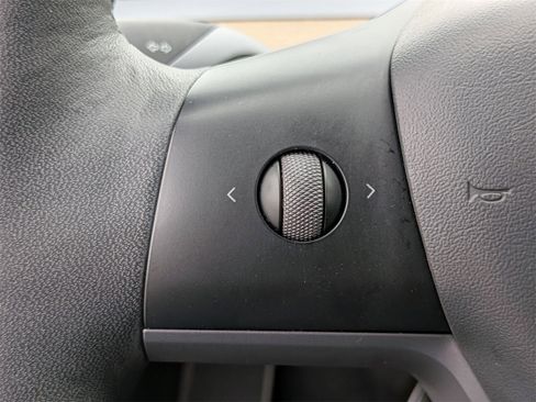 Used 2022 Tesla Model Y Long Range image 17