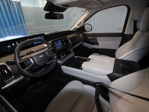 New 2026 Ford Expedition Max Platinum AWD/4WD image 2