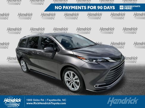 Certified 2023 Toyota Sienna Platinum FWD image 1