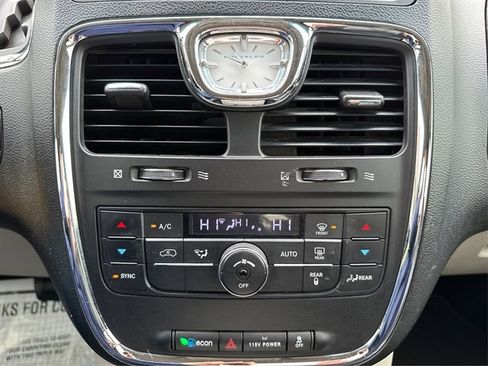 Used 2014 Chrysler Town & Country Touring FWD image 35