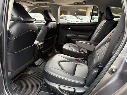 Certified 2024 Toyota Highlander XLE image 33
