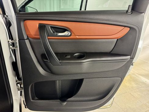 Used 2017 Chevrolet Traverse LT w/ Style and Technology Package FWD image 17