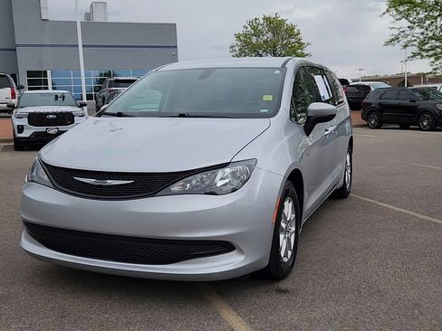 Used 2022 Chrysler Voyager LX FWD image 3