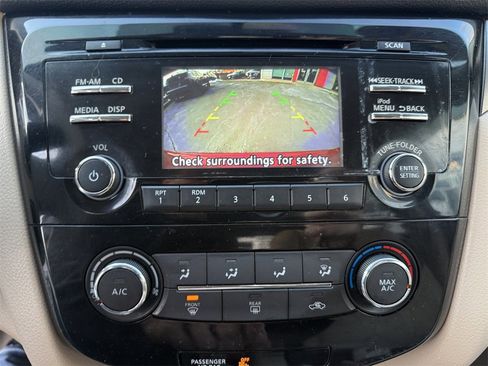 Used 2015 Nissan Rogue S image 17