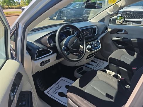 Used 2022 Chrysler Voyager LX FWD image 14