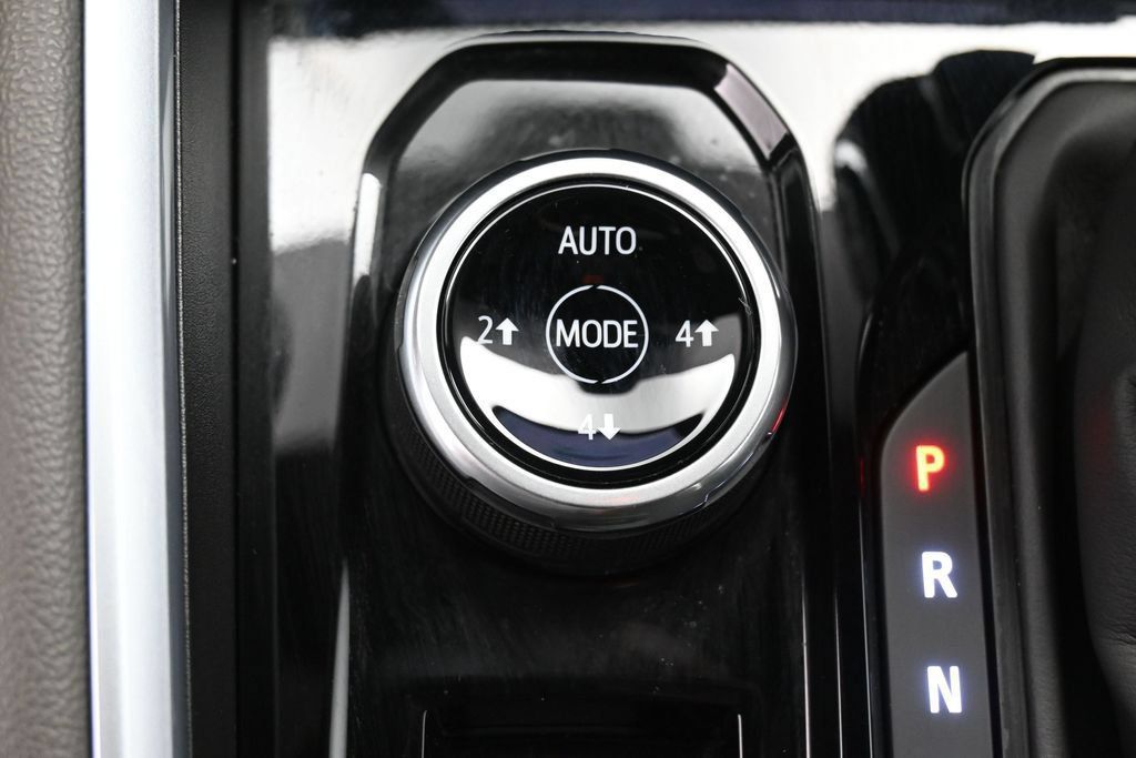 Used 2024 Chevrolet Colorado ZR2 w/ ZR2 Convenience Package III AWD/4WD image 27
