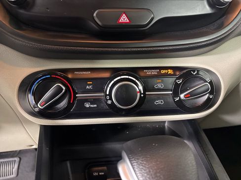 Used 2025 Kia Soul LX w/ LX Technology Package FWD image 18