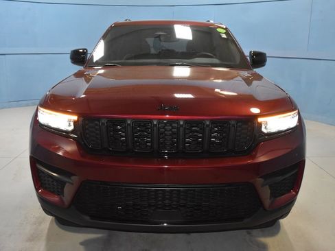 Used 2023 Jeep Grand Cherokee Altitude AWD/4WD image 23