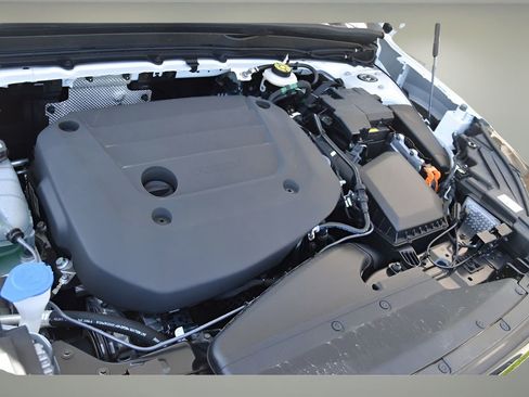 Certified 2025 Volvo XC40 B5 Plus w/ Protection Package Premier image 33