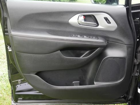 Used 2025 Chrysler Pacifica Limited w/ Trailer Tow Group FWD image 14