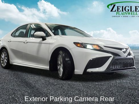 Used 2023 Toyota Camry SE image 4