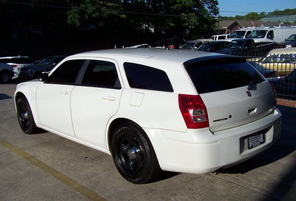 Used 2008 Dodge Magnum RWD image 2