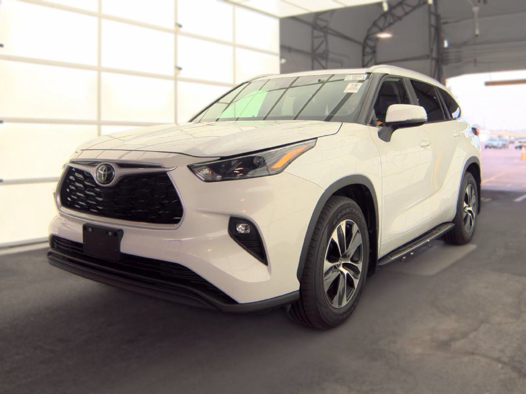 Used 2023 Toyota Highlander XLE AWD/4WD image 1