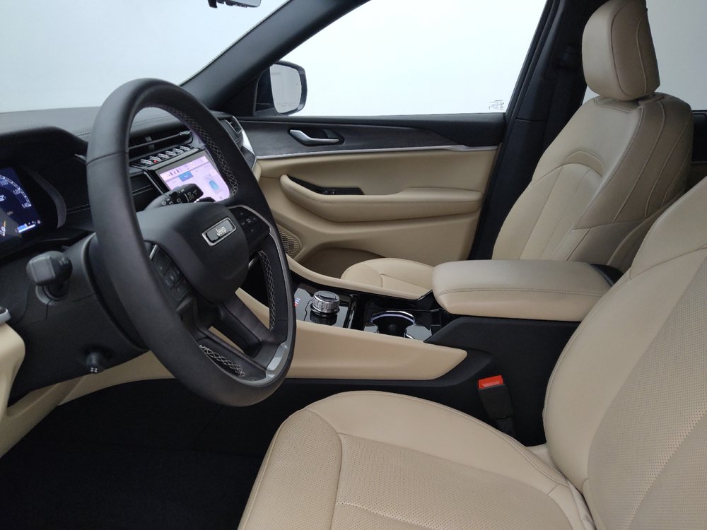 Used 2023 Jeep Grand Cherokee Limited w/ Luxury Tech Group II RWD image 17