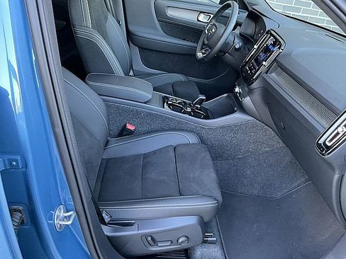 Certified 2025 Volvo XC40 B5 Plus image 22