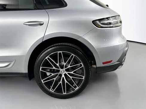 Certified 2025 Porsche Macan image 12
