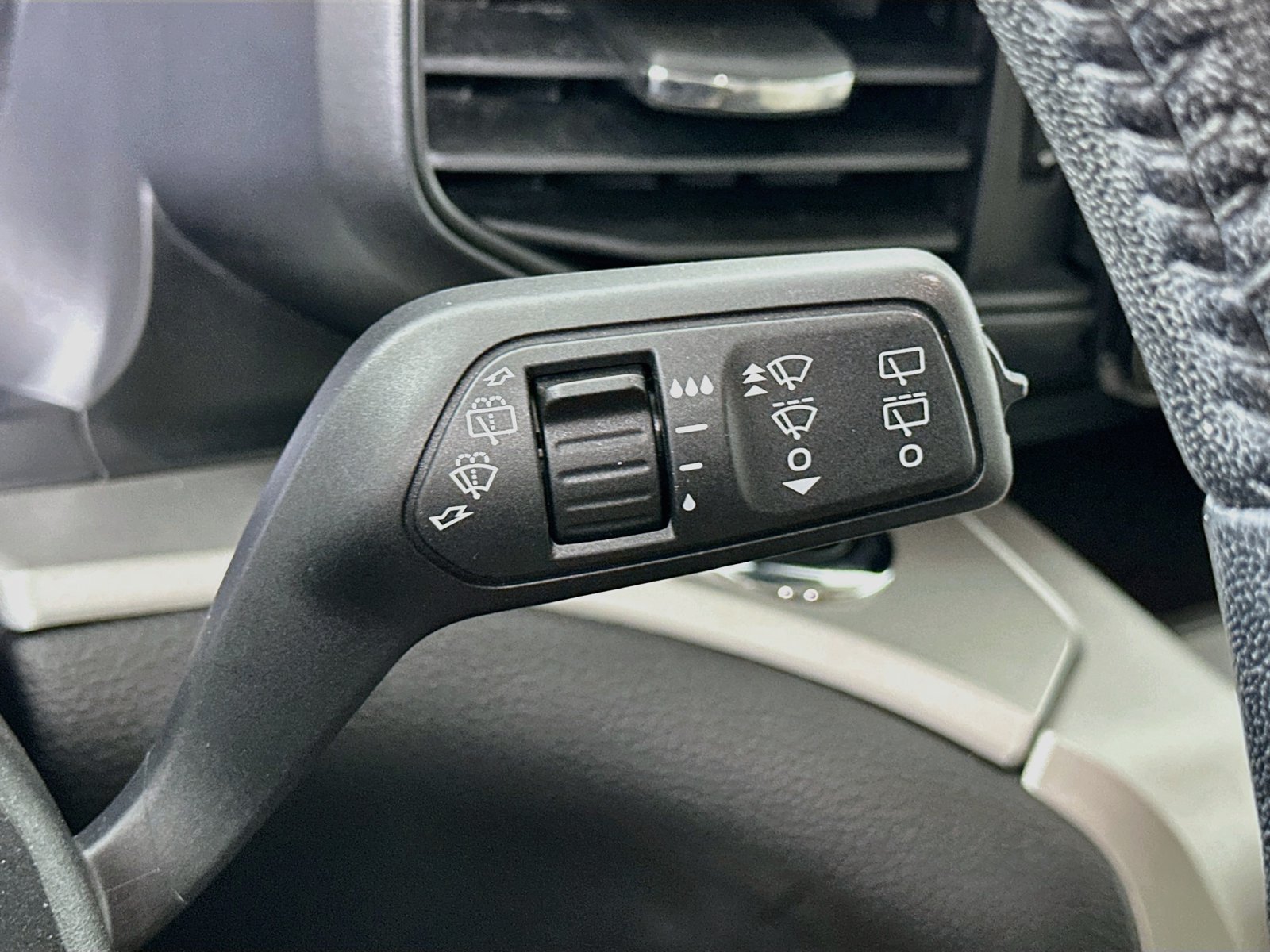 Used 2022 Ford Explorer XLT AWD/4WD image 21
