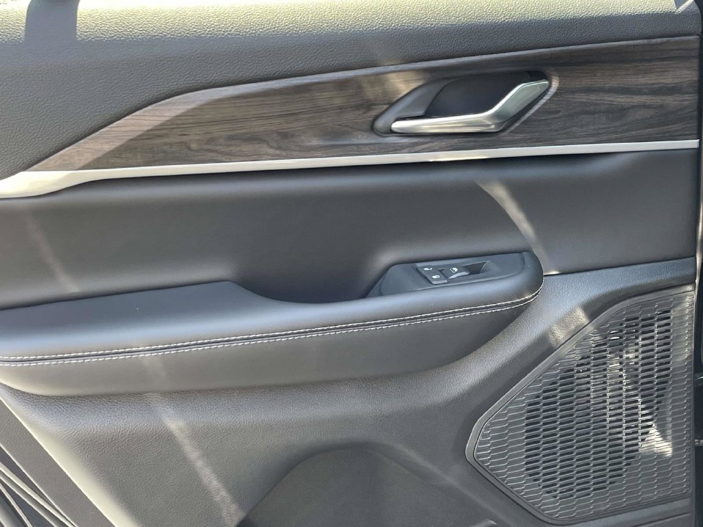 New 2027 Jeep Grand Cherokee Altitude RWD image 20