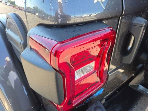 Used 2022 Jeep Wrangler Unlimited Rubicon 4xe w/ Cold Weather Group AWD/4WD image 12