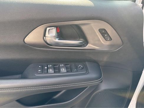 Used 2025 Chrysler Pacifica Select FWD image 18