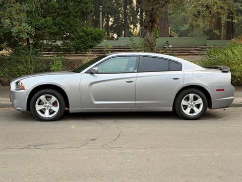Used 2014 Dodge Charger SE RWD image 2