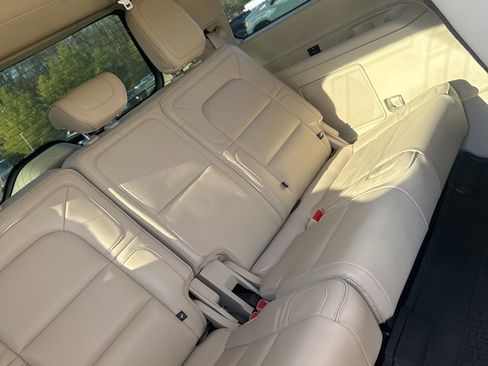Used 2019 Lincoln Navigator Reserve image 11