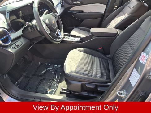 Used 2025 Chevrolet Trax LT w/ LT Convenience Package FWD image 19