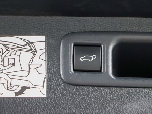 Used 2023 Toyota Highlander Limited image 32