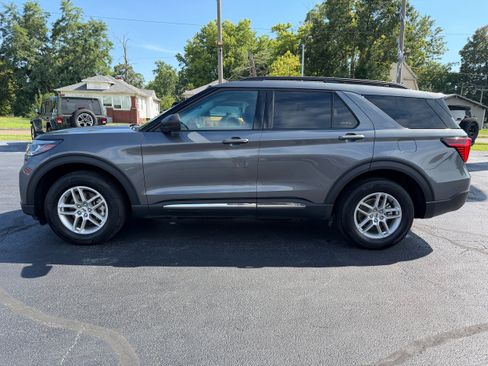 Used 2025 Ford Explorer Active AWD/4WD image 3