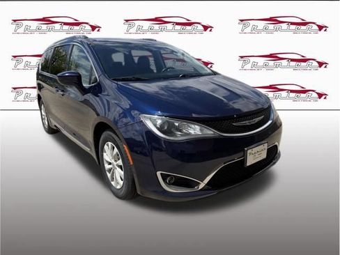 Used 2020 Chrysler Pacifica Touring-L FWD image 9