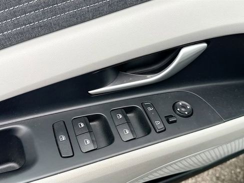 Certified 2024 Hyundai Elantra Limited FWD image 5