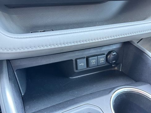 Used 2021 Toyota Highlander XLE AWD/4WD image 24