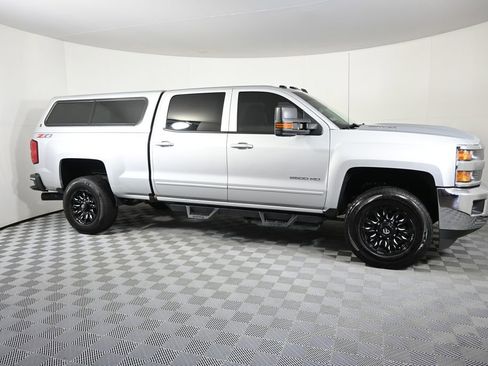 Used 2019 Chevrolet Silverado 2500 LT w/ LT Convenience Package AWD/4WD image 9