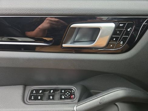Used 2019 Porsche Cayenne AWD/4WD image 21