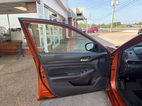Used 2020 Nissan Altima 2.5 SR w/ Premium Package FWD image 9