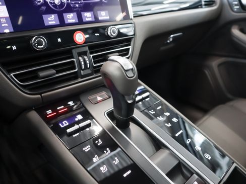 Certified 2025 Porsche Macan image 18