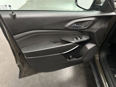 Used 2024 Chevrolet Trax LT w/ Sunroof Package image 17