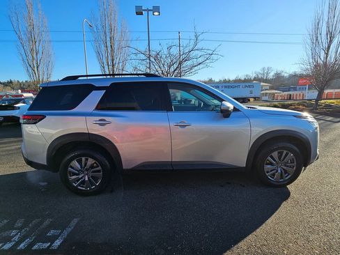 Used 2024 Nissan Pathfinder SV image 4