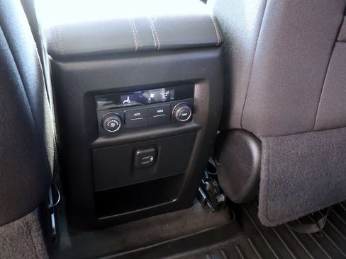 Used 2021 Chevrolet Traverse LT FWD image 16