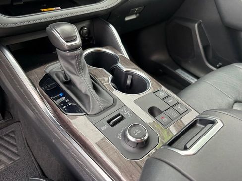 Used 2024 Toyota Highlander Limited image 28