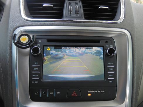 Used 2015 GMC Acadia SLT image 18