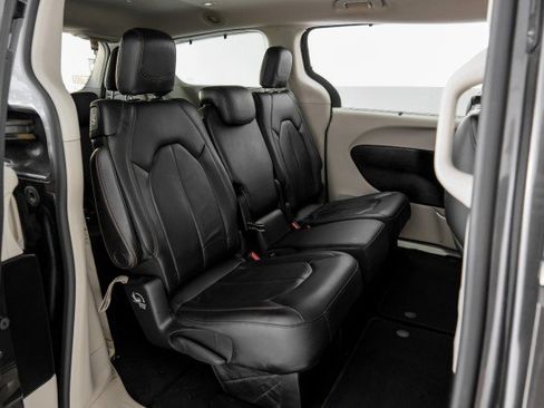 Used 2019 Chrysler Pacifica Touring-L FWD image 33