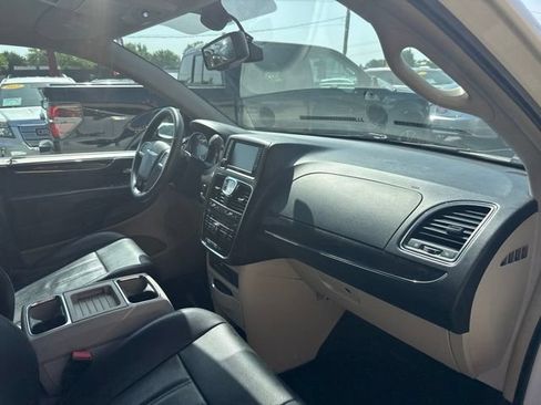 Used 2013 Chrysler Town & Country Touring-L w/ Driver Convenience Group FWD image 21