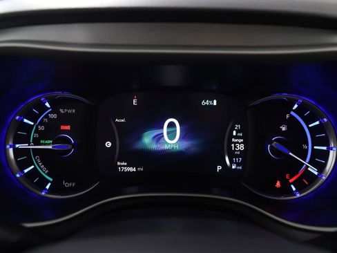 Used 2018 Chrysler Pacifica Touring-L FWD image 17